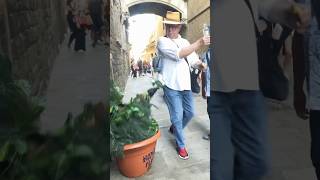 Hello 🌸🪴👀#sustos #bushmanprank #barcelona #prank #justforfun #funny #risas #bushman ✅🪴🤗