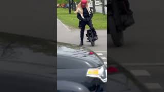 Аномальные холода в Москве заставляют носить шарфы.