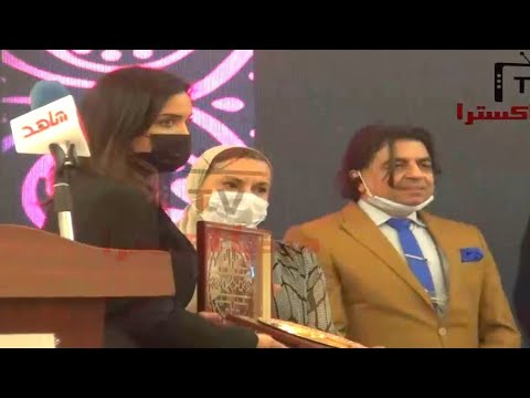 زينب يوسف شعبان تتسلم أول تكريم لوالدها بعد وفاته بسبب الكورونا