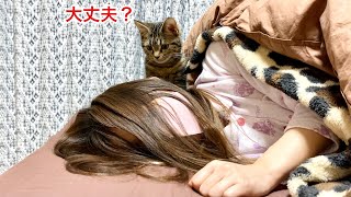 体調不良の飼い主を心配して一緒に添い寝しにきた子猫