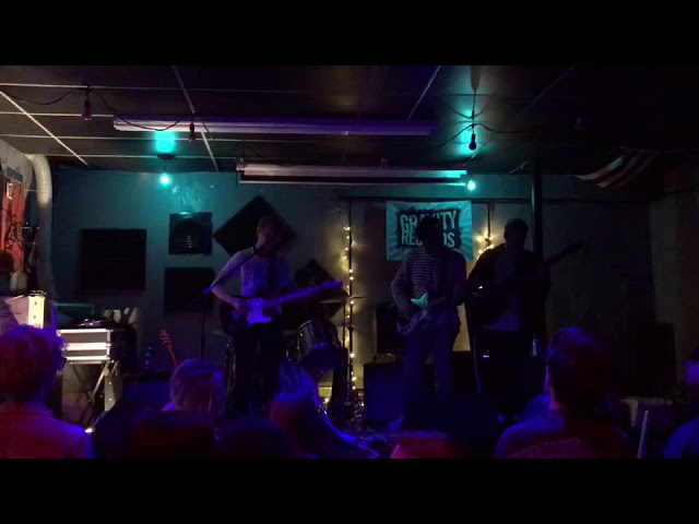 Mira Kevin Earl - “Bicycle” - Live en YouTube Mira Kevin Earl - “Bicycle” - Live en YouTube