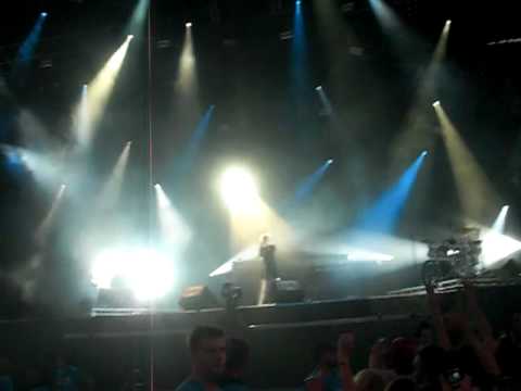 Robyn - Dancing On My Own (live Peace and Love)