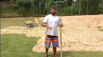 É bom jogar areia na grama?