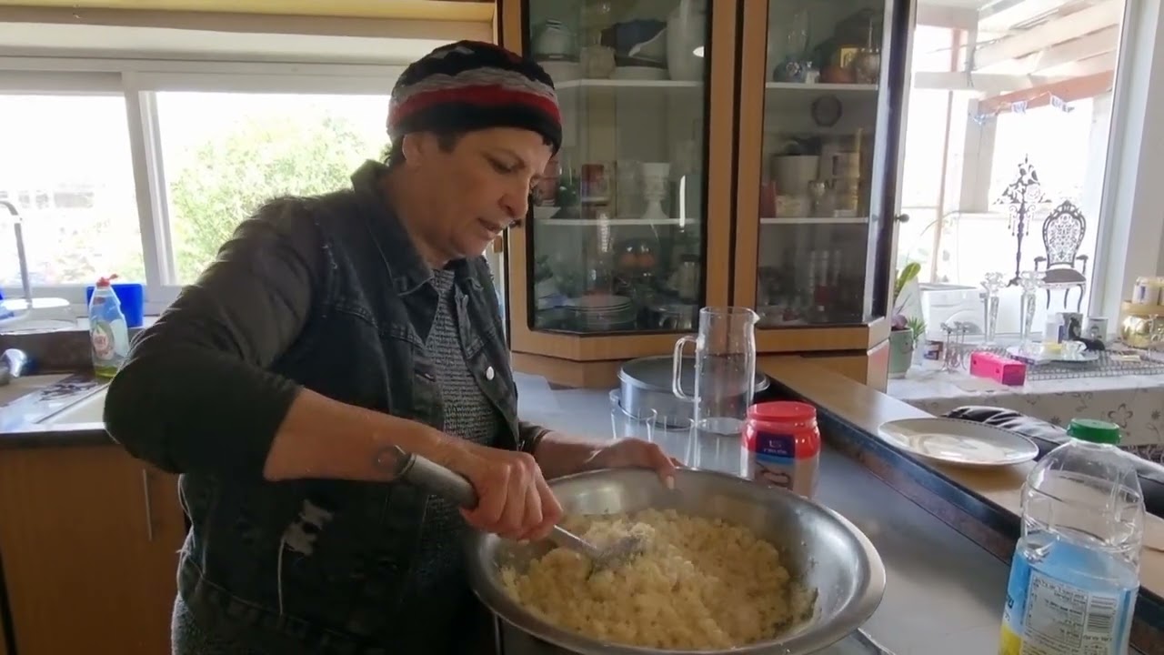 הכנת קוסקוס  היישר מיהדות לוב , המשמש כבסיס למרק ירקות ומפרום, מזין ובריא.