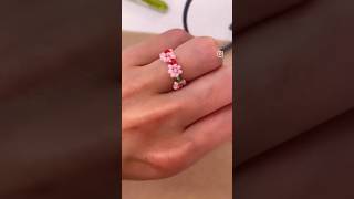 How to make a DAISY CHAIN flower ring #handmade #diyjewelry #beadedearrings #handmaderings #daisy