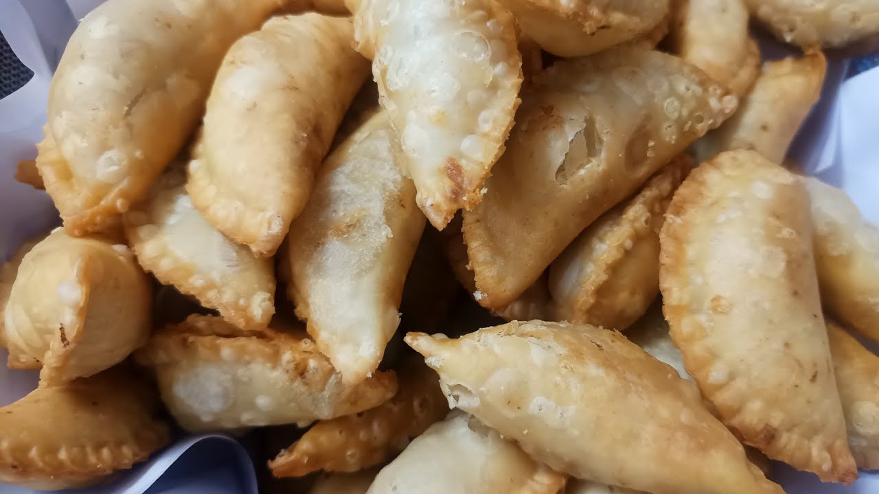 गुजिया बनाने का सबसे आसन तरीका ना पटेगी ना टूटेगी और ना ही कड़ी होगी सॉफ्ट बनकर तैयार होगी#cooking 😋