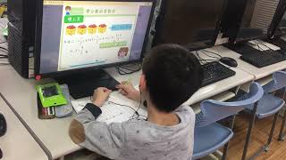 學習扶助課程學生跟著影片自學