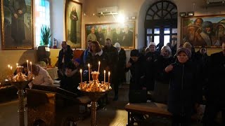 Ukraine : les habitants fêtent noël dans une guerre sans trêve