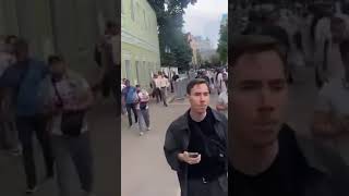 Центр москви! Натовп мігрантів йде по вулиці та кричать \