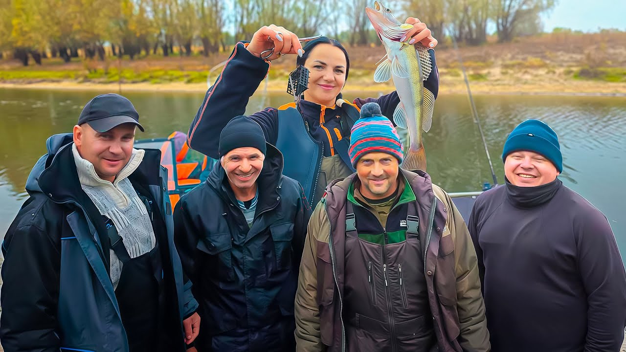 Рыбацкое братство заняло двухэтажный коттедж. Рыбачим с трёх лодок на осеннего хищника