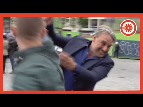 Directeur debatcentrum valt interviewer aan