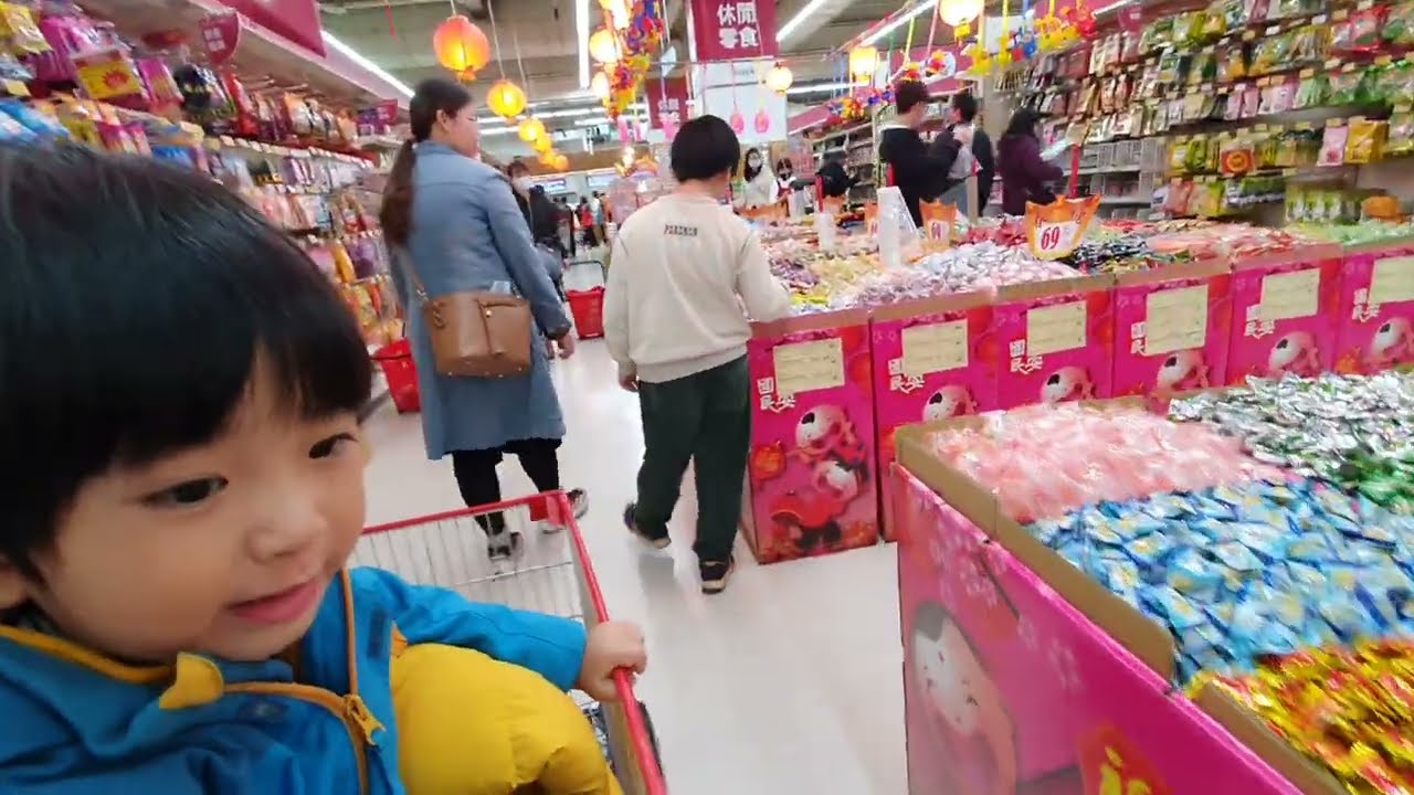 過年買零食餅乾糖果，逛超市哥哥很興奮，弟弟竟然說買太多了｜咚3y1m3d 桐9y10m
