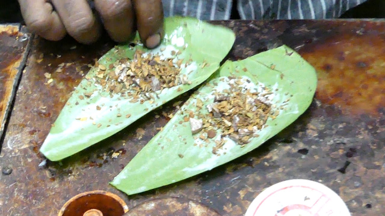 Betel Leaf Paan Masala | STREET FOODS IN INDIA | PAAN MAKER MAKING SAADA PAN | street food