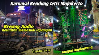 Brewog Audio struggles to enter the field, their truck even hits a fence at the Bendung Mojokerto...