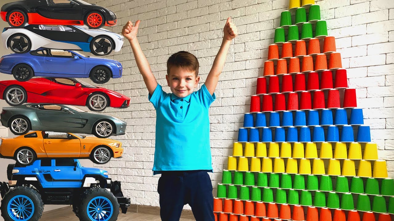 Марк и сборник для детей о Гигантских пирамидах из цветных стаканчиков