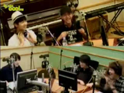 [CUT] CNBLUE playing with their headphone