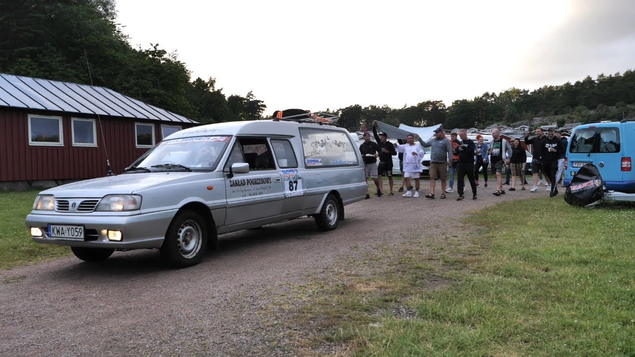 Złombol 2024: spokojne popołudnie na kempingu w Szwecji przerodziło się w pochód pogrzebowy