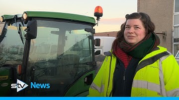 Librarian records Bookbug video on nightshift gritting streets