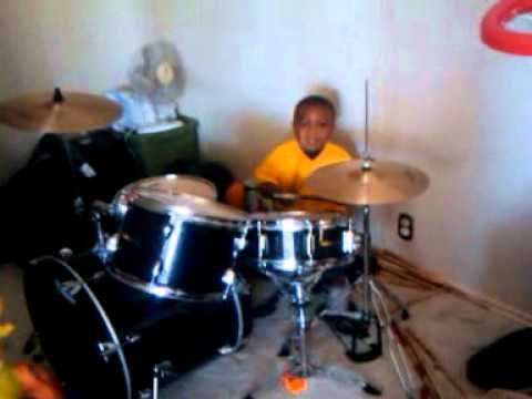 KING ZION 3 YEARS OLD ON THE DRUMS @ THE HOUSE!.3gp