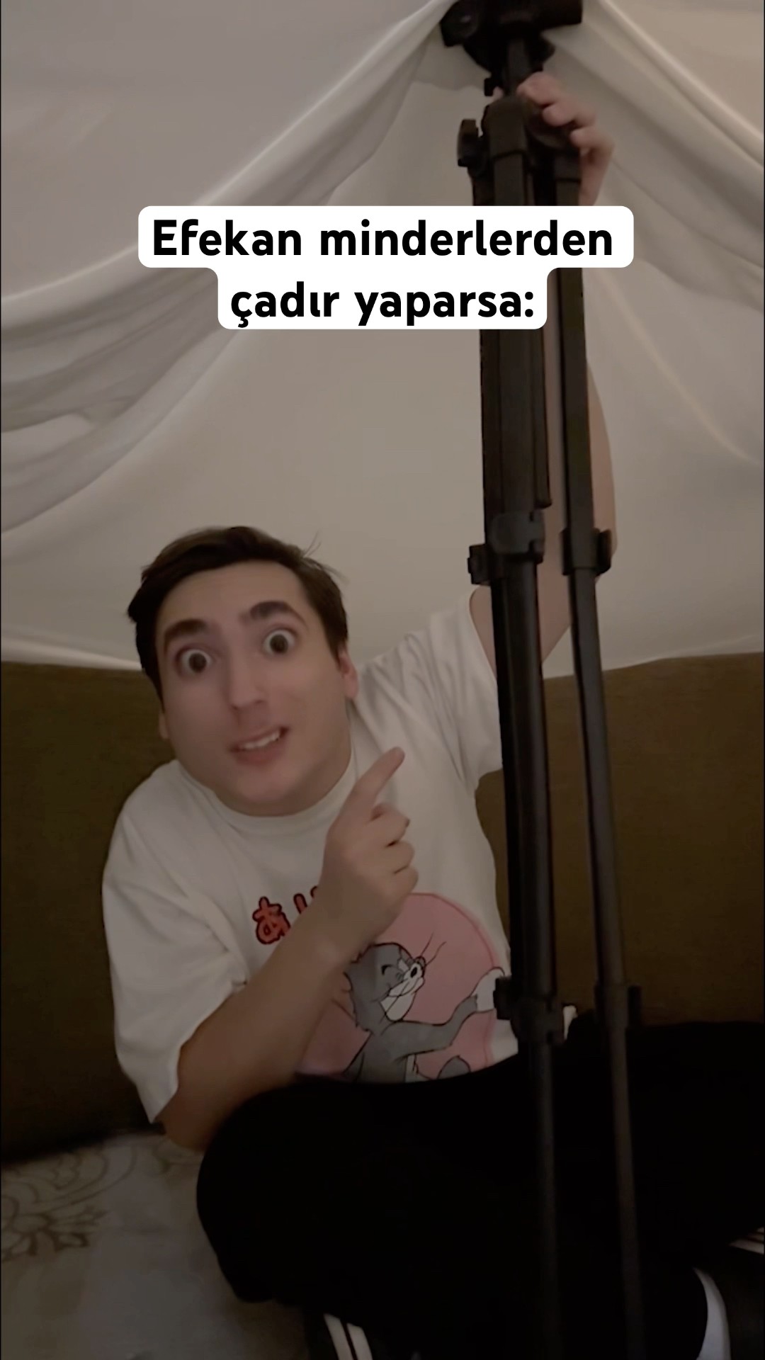 Efekan gizlice çadır yapıyor