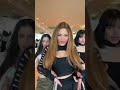 KAROL G REACCIONA AL ESCUCHAR CANTAR A SHAKIRA CON SUS HIJOS EN ACRÓSTICO 😱