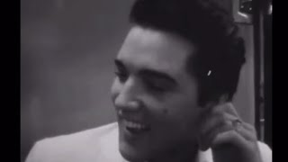 New footage 1/11/58 ⚠️ Elvis on a train | Austin resembles Elvis here…