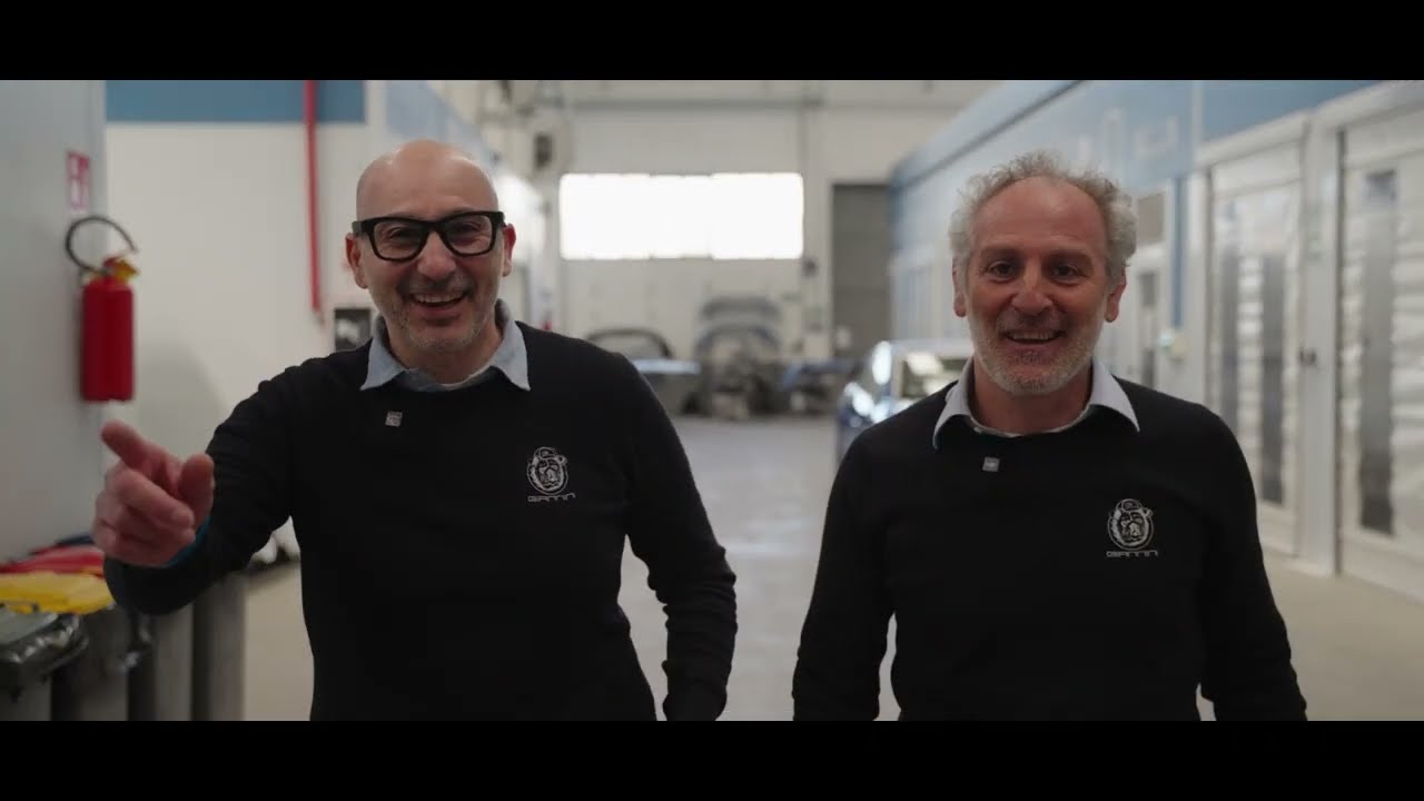 Cosa succede davvero quando lasci la tua auto in carrozzeria? Molti vedono solo il prima e il dopo. Ma il lavoro più importante… avviene nel mezzo. Perché una riparazione fatta bene non riguarda solo l’estetica. Riguarda sicurezza, precisione e durata nel tempo. Guarda il video fino alla fine per capire cosa fa davvero la differenza in una carrozzeria professionale.