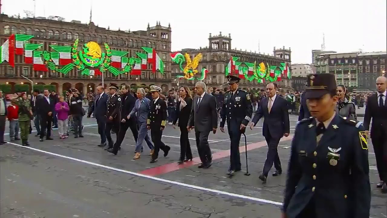 ¡PRESIDENTE SIN MIEDO! AMLO SALE DE PALACIO NACIONAL SIN VALLAS censuration definition