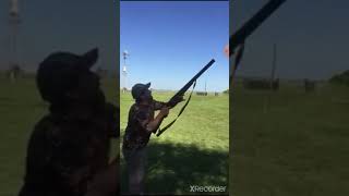 cazador experto de un tiro baja una vandada de patos