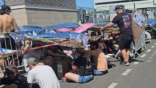 LINKIN PARK: 1) Merch 🤘🏻2) Fans are burning in the sun waiting for the show in Paris 🔥 July 11, 2025