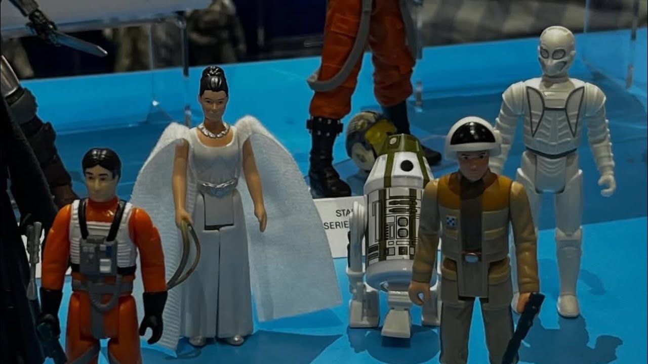 Новые фигурки из ретро-набора «Звездных войн» на витрине магазина Toy Fir.