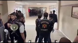Atlas Çağlayan'ın annesi Gülhan Ünlü, duruşma salonuna gelen  Efe Çekli'nin annesine tepki gösterdi