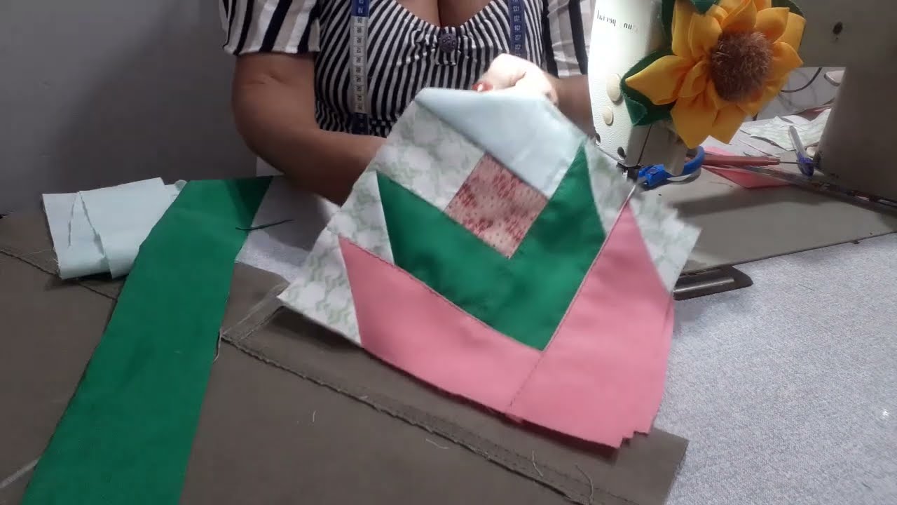 TAPETE DE RETALHOS. TULIPAS 🌷CONSTRUIDAS APENAS COM FAIXAS ✂️🧵🪡🦋#deuséfiel