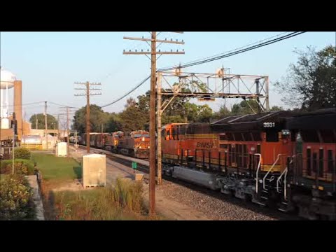 BNSF ore train meets BNSF manifest train in Rochelle IL - YouTube