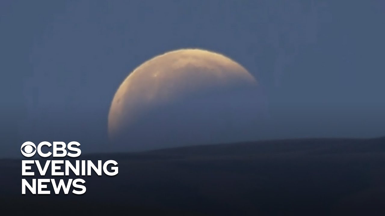 Super flower blood moon dazzles stargazers - YouTube