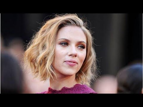 Video: Paparazzi menangkap rasa malu Scarlett Johansson kerana ketat