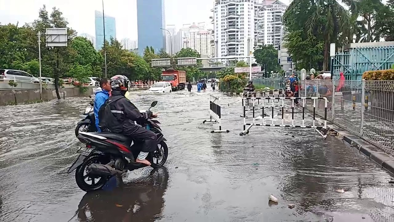 BANJIR JAKARTA BARAT.DEPAN MALL CIPUTRA.KENDARAN MOGOK 