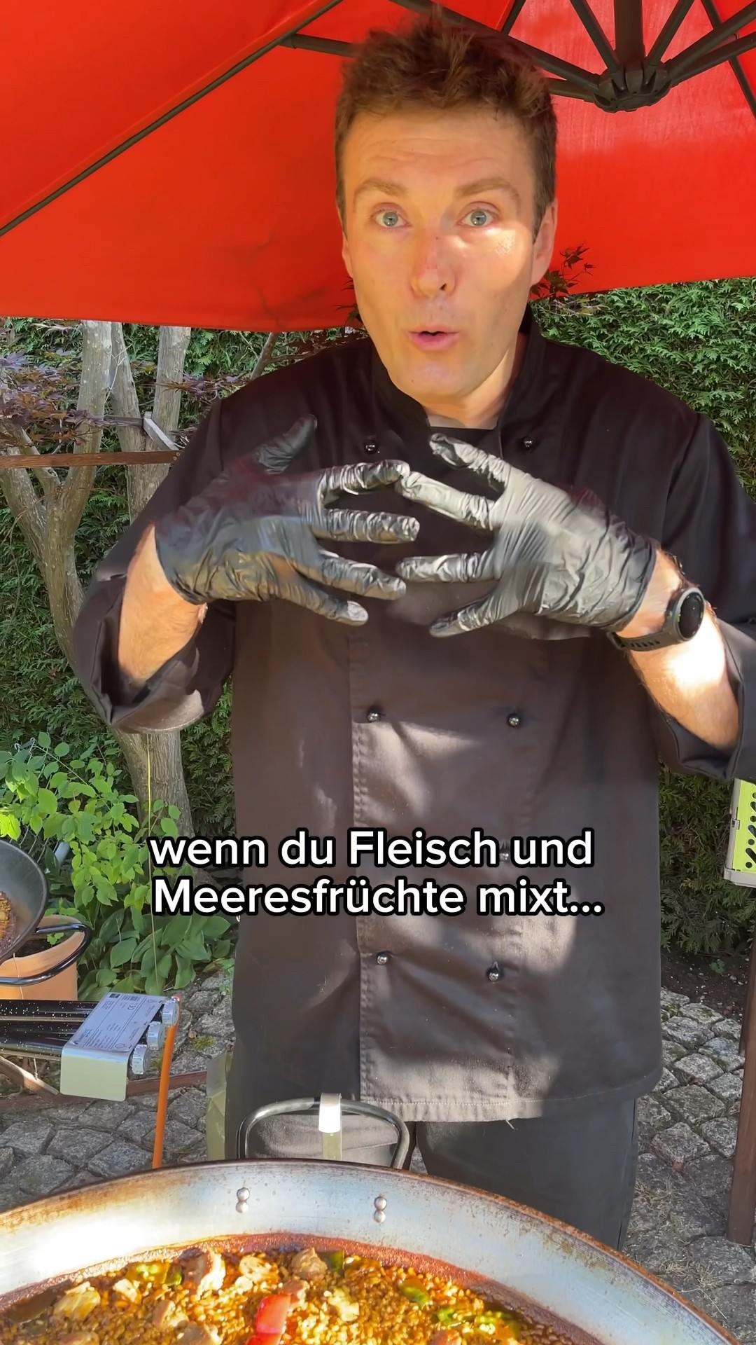Carlos reagiert auf eine Sache sensibel… Fleisch und Meeresfrüchte ...