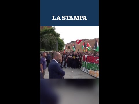 Video Scontri tra polizia e manifestanti al corteo contro la presenza di Israele alla Biennale di Venezia