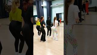 Así Es Como Las Mujeres Mueven Las Bailando Bachata