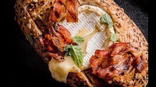 Duonelėje Keptas Sūris Su Šonine