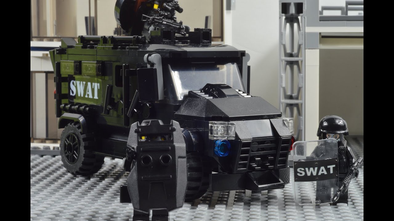 S.W.A.T Police Officer with Gas Mask, Armor and Weapons - Knockoff Lego Minifigures Review This set . 