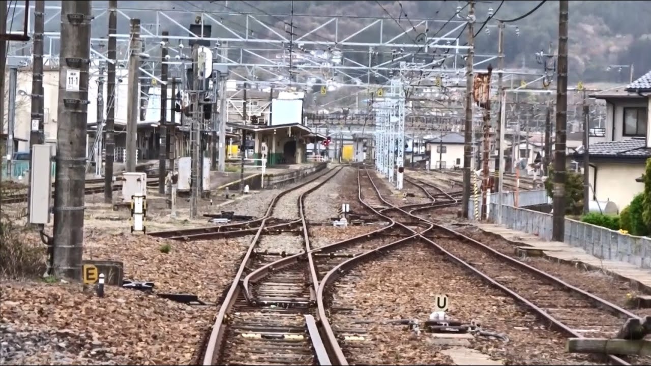 飯田線と辰野支線が接続する辰野駅構内 - YouTube
