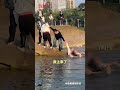 孩子不慎落水,母亲救子心切也落入水中,周围群众合力救援