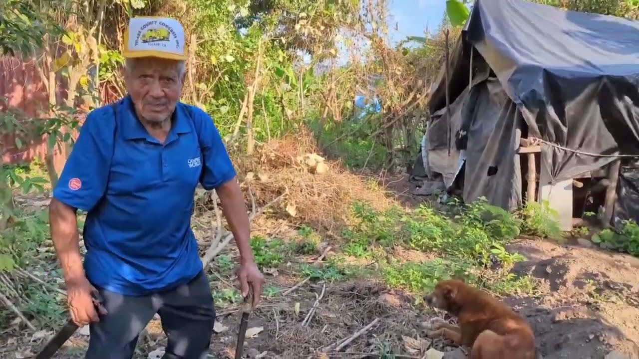 Abuelo de 77 años muy POBRE vive si agua ni luz|  Pide ayuda para una casa digna.