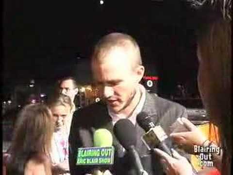 HEATH LEDGER MOCKS ERIC BLAIR on the red carpet 02