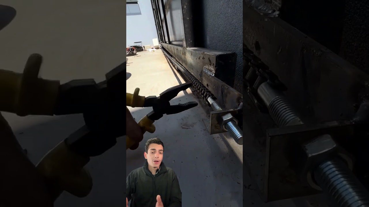 Homem adapta corrente como trilho de motor para portão automático 