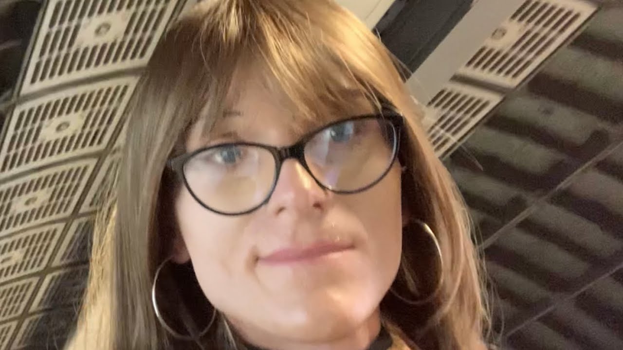 Sarah’s First Kiss (Crossdresser Transvestite)