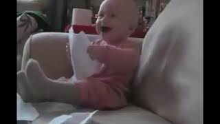 BAYI TERTAWA GEMESIN