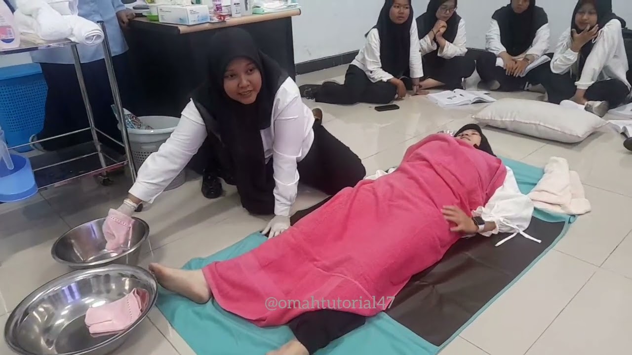 Memandikan Lansia Dengan Penuh Empati Dan Sabar || Part 2